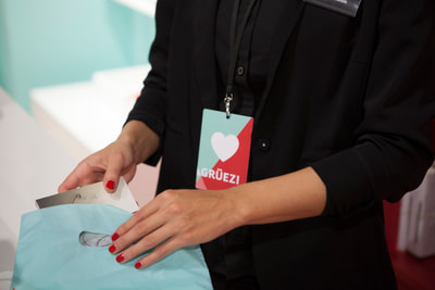 Frau packt Buch in Sack Frau packt Buch in Sack